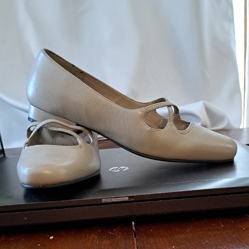 Elegant Women's Dark Bone  Flats Liz Baker size 8W